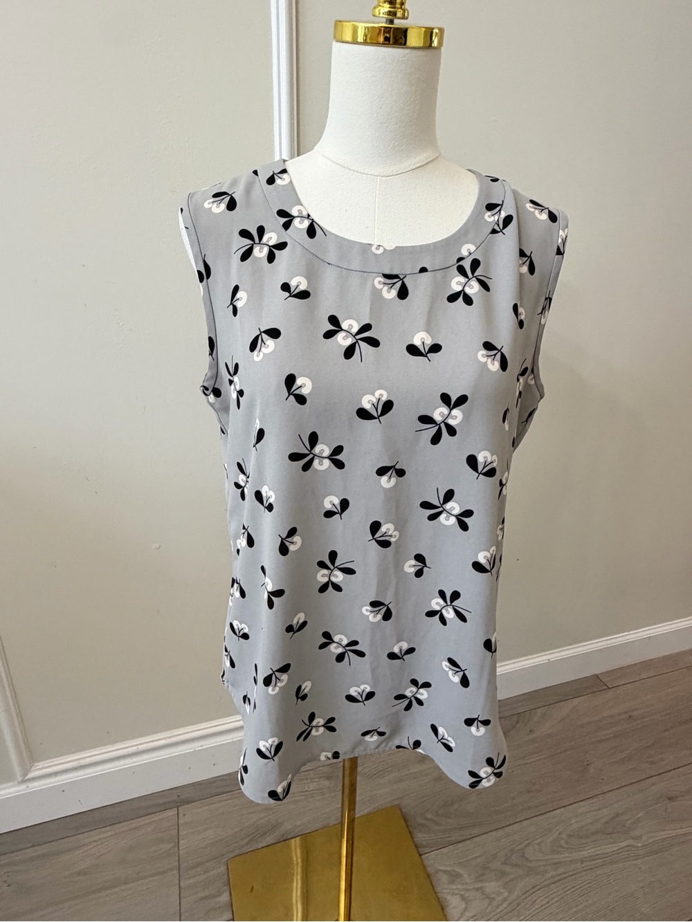 Anne Klein Light Gray Floral Sleeveless Blouse